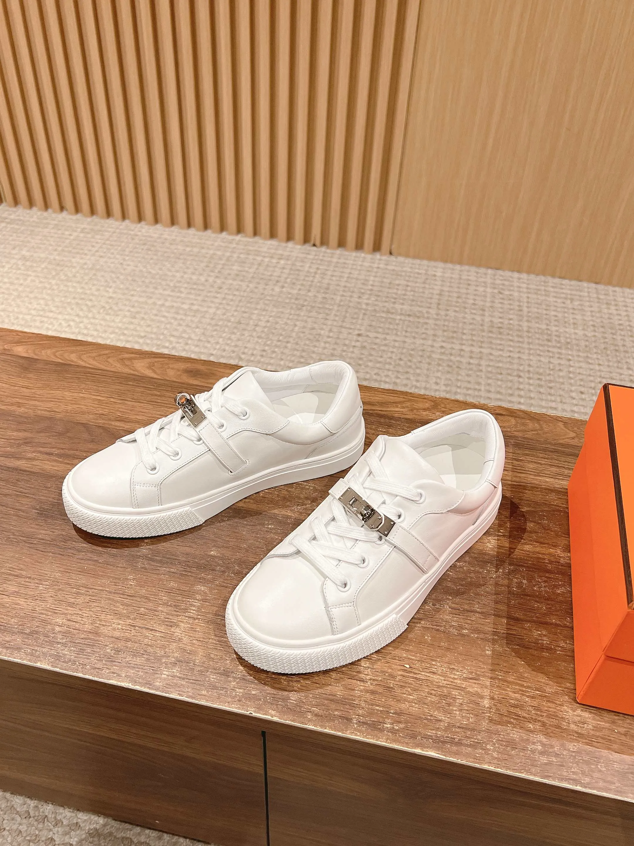 👟👟Ex-factory price 480👟👟 𝐇𝐄𝐑𝐌𝐄𝐒 Hermès classic couple style #𝐊𝐞𝐥𝐥𝐲 buckle casual white skateboard shoes. They will not conflict with shoes at all. Full of unknowns, Hermès rarely produces flat casual shoes and they are paired with classic palladium-plated Kelly shoe buckles! People will fall in love with it at first glance. It is very versatile ~ you can wear it with skirts and pants at will. 🉑️Close your eyes and look super noble. ❥ MATERIAL Specific cowhide/canvas material, sheepskin lining, original molded TPU outsole Size: 35-44